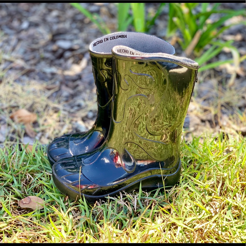 Little boys shoes/raining boots